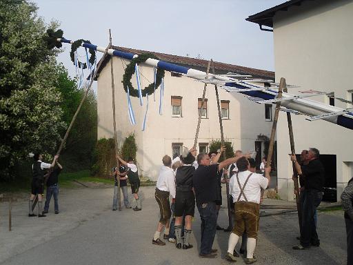 Maibaumaufstellen 022.jpg