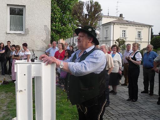 Maibaumaufstellen 023.jpg