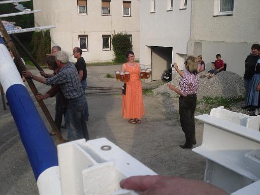 Maibaumaufstellen 025.jpg