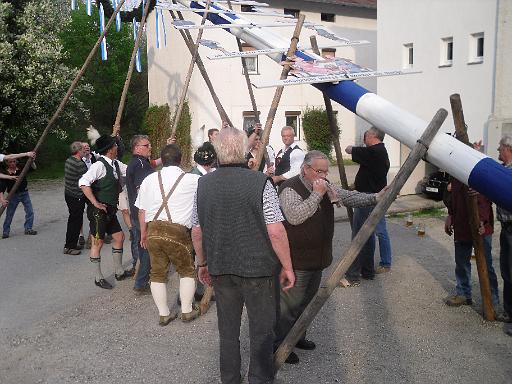 Maibaumaufstellen 029.jpg