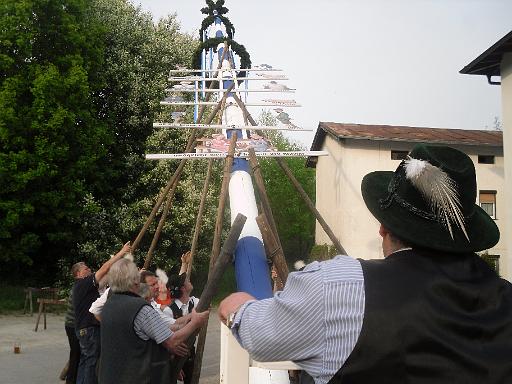 Maibaumaufstellen 031.jpg