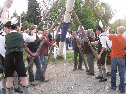 Maibaumaufstellen 035.jpg