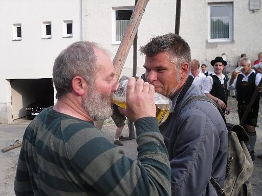 Maibaumaufstellen 038.jpg