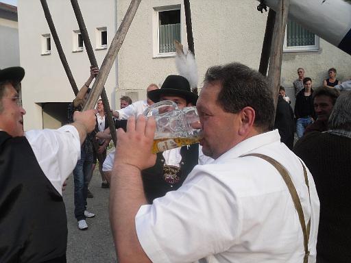 Maibaumaufstellen 039.jpg