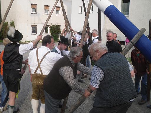 Maibaumaufstellen 040.jpg