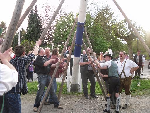 Maibaumaufstellen 044.jpg