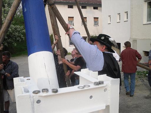Maibaumaufstellen 045.jpg